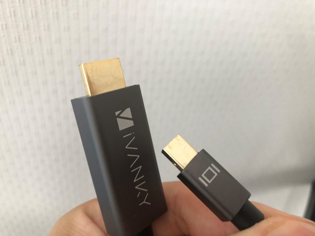 左側がHDMI、右側がminiDisplayPortの変換ケーブル