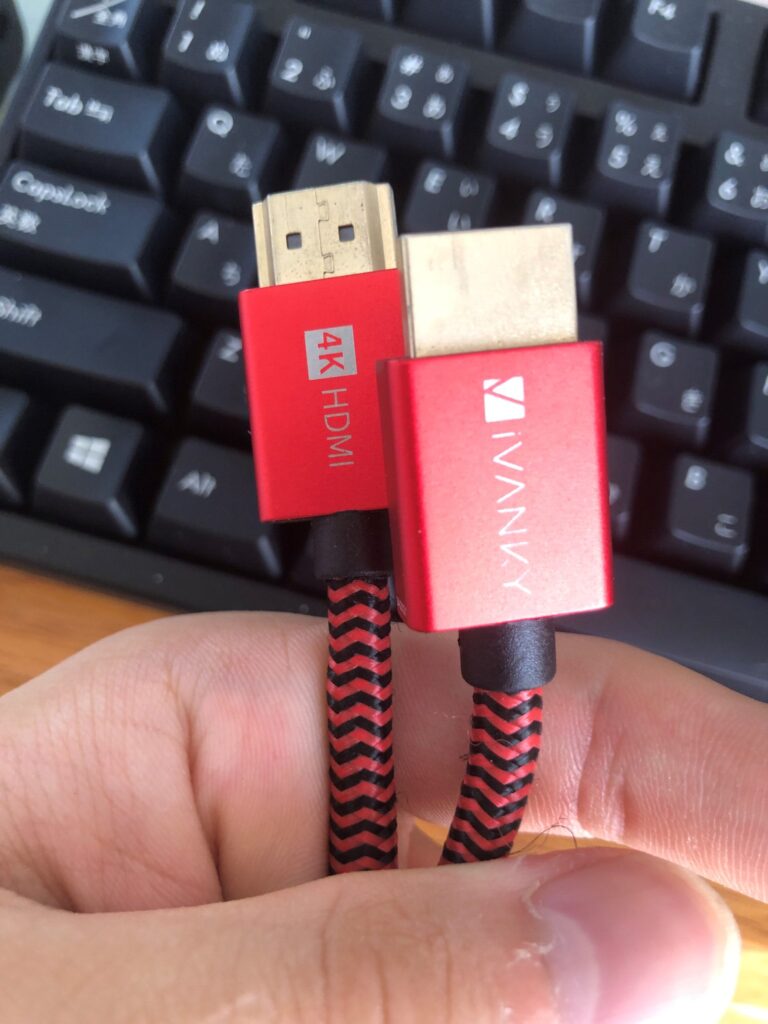 両端がHDMIのケーブル