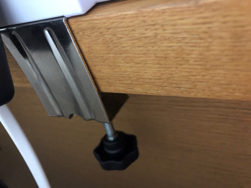 クランプで机にしっかり固定できる