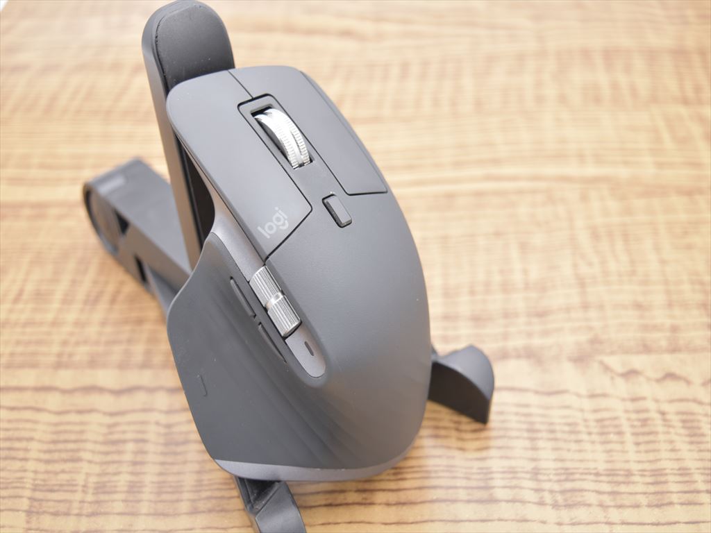 Logicool MX Master3の上側にはホイールモードが変更できるボタンが、左側にはサムホイールとサイドボタン、底側にジェスチャーボタン