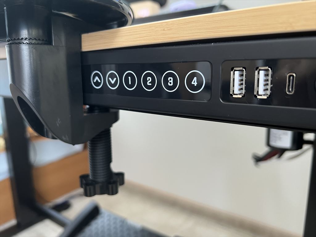 FLEXISPOT EB8Zの天板が少し厚め