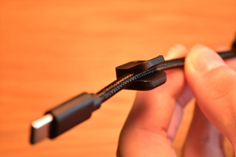 MOELIFE ケーブルホルダーは直径3.5mmより少し大きいくらいならギリ通せる