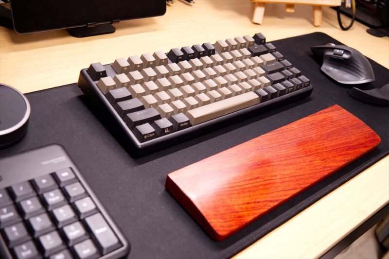 木製パームレストの一体型は手前に置くか少し話して置くかくらいの選択肢