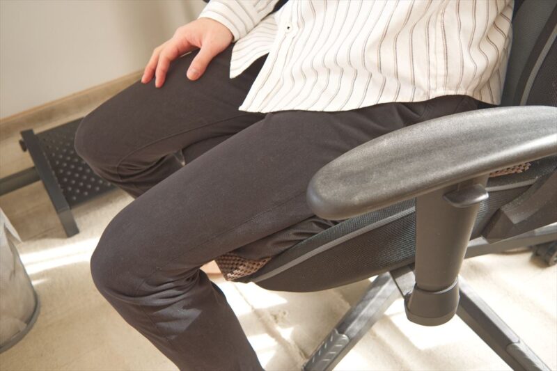 relaxheal ゲルクッション 少し足を開いてもクッションからはみ出さない