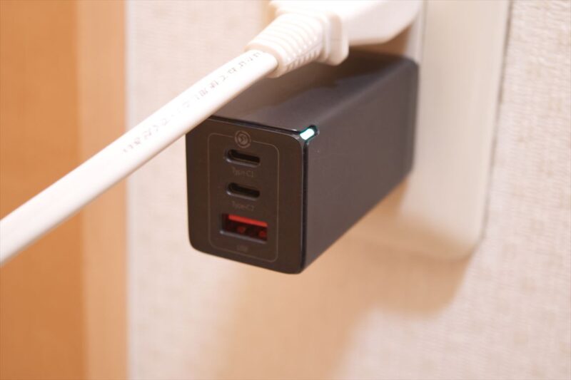 Baseus CCGAN65S2 コンセントを差した状態