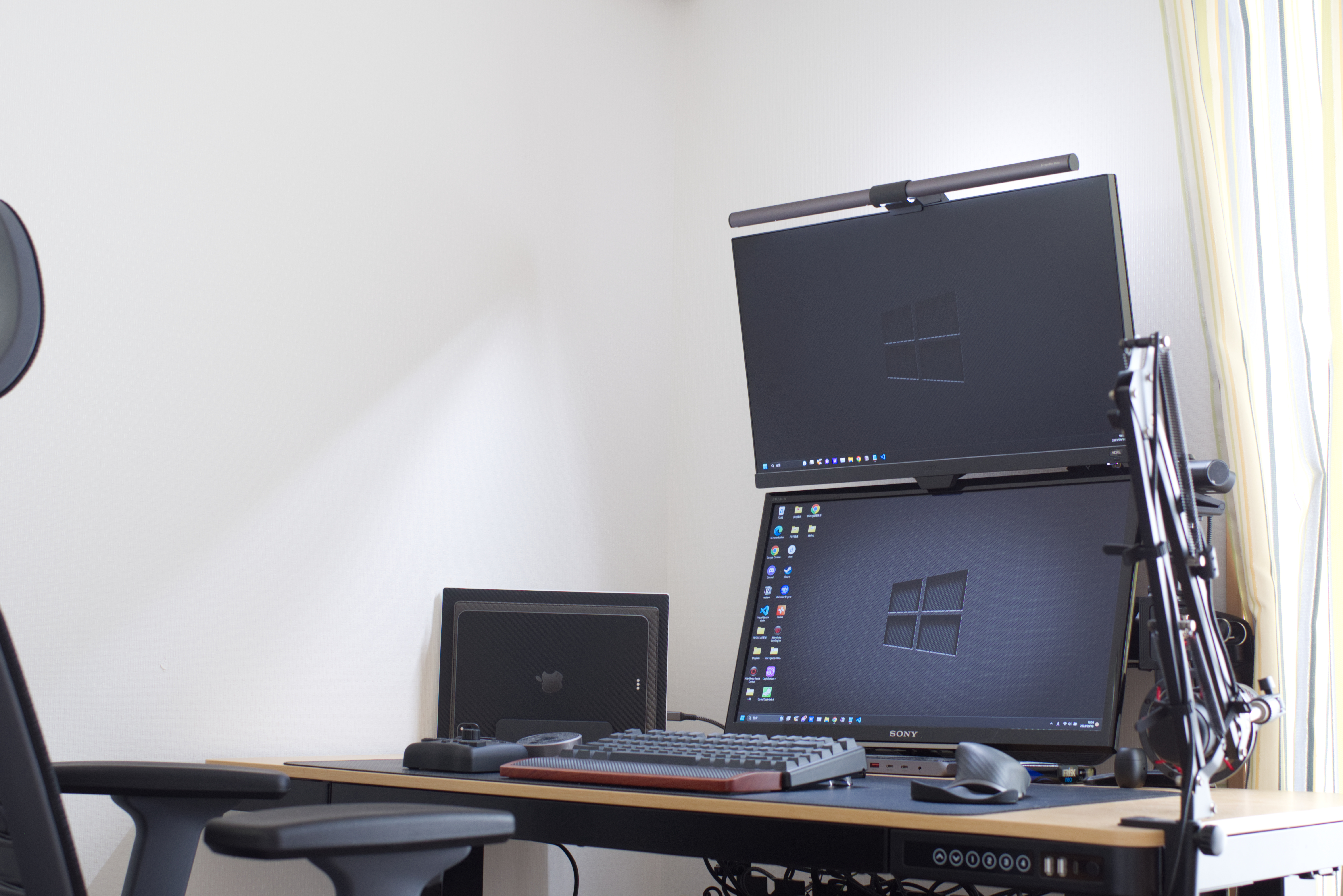 【上下配置】デュアルモニターを上下に設置するメリット・デメリットを紹介