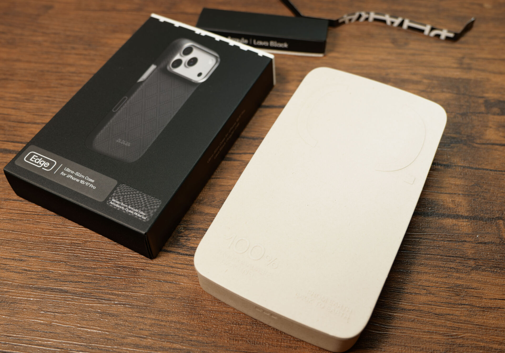 開封したPITAKA Edge Caseの箱と、クリーム色の内箱