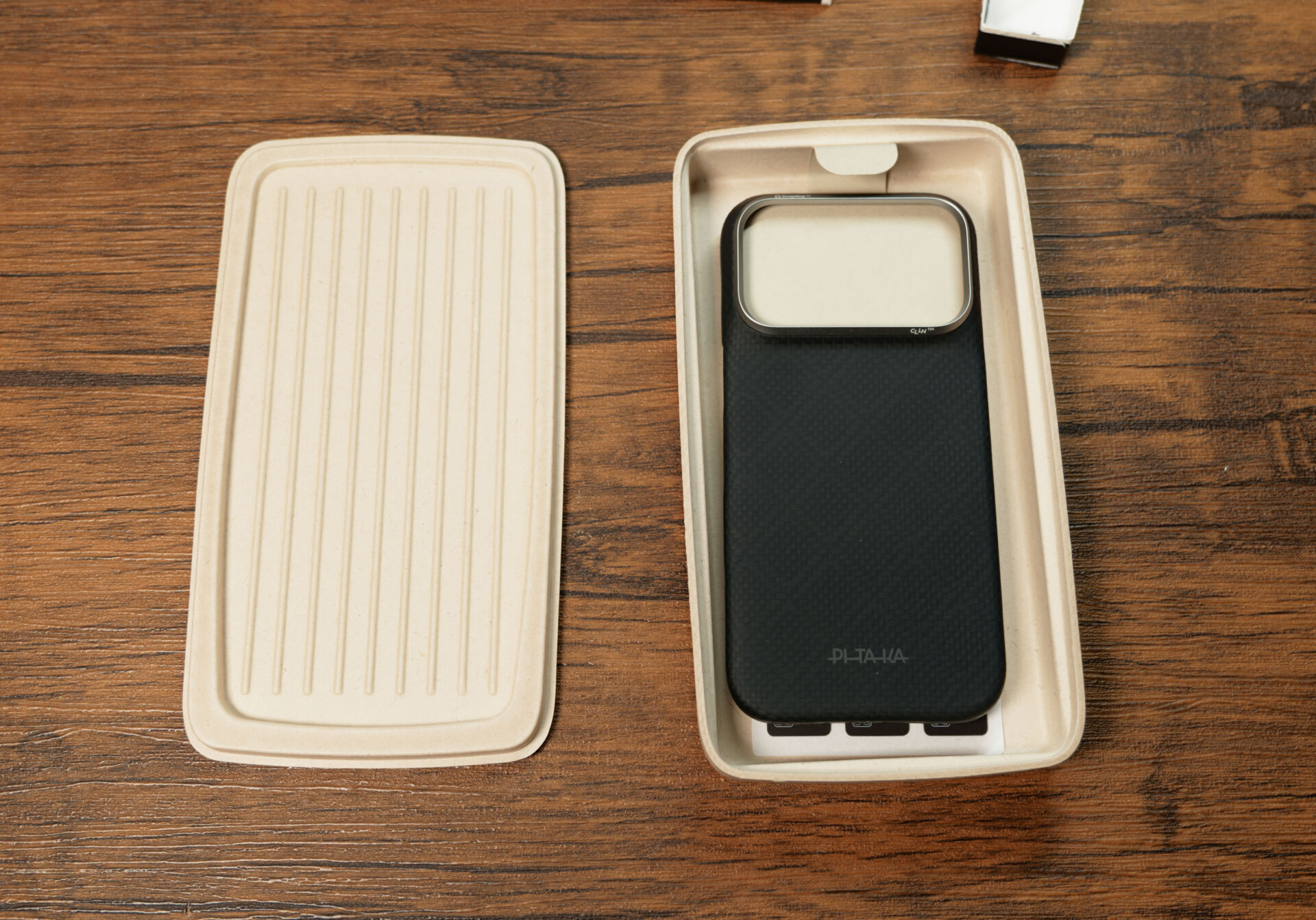 内箱に入ったPITAKA Edge Case本体と、同梱の厚み調整用シール