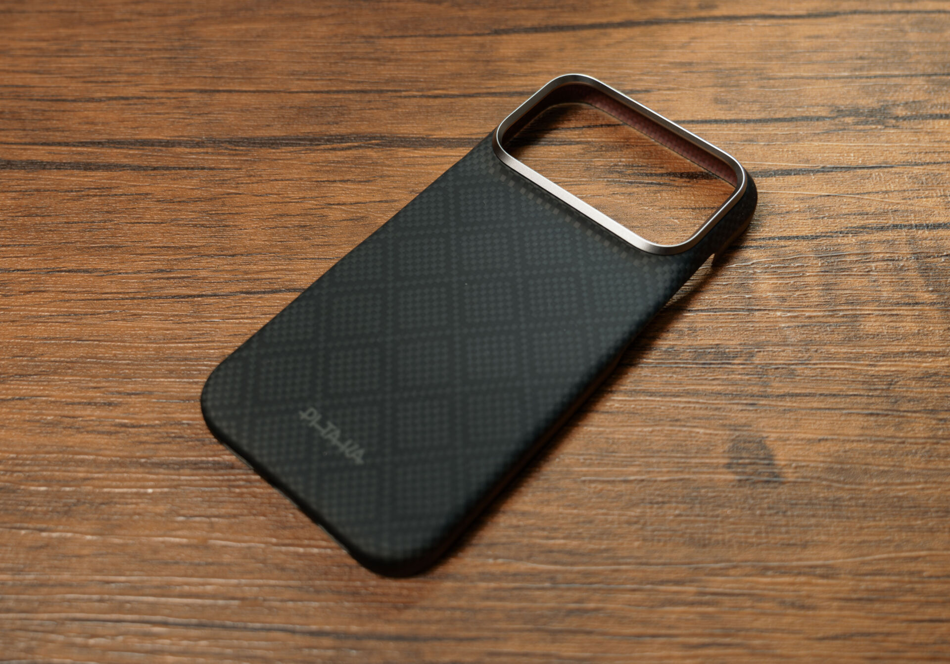 PITAKA Edge Case単体。ダイヤ柄のアラミド繊維と金属製カメラベゼル