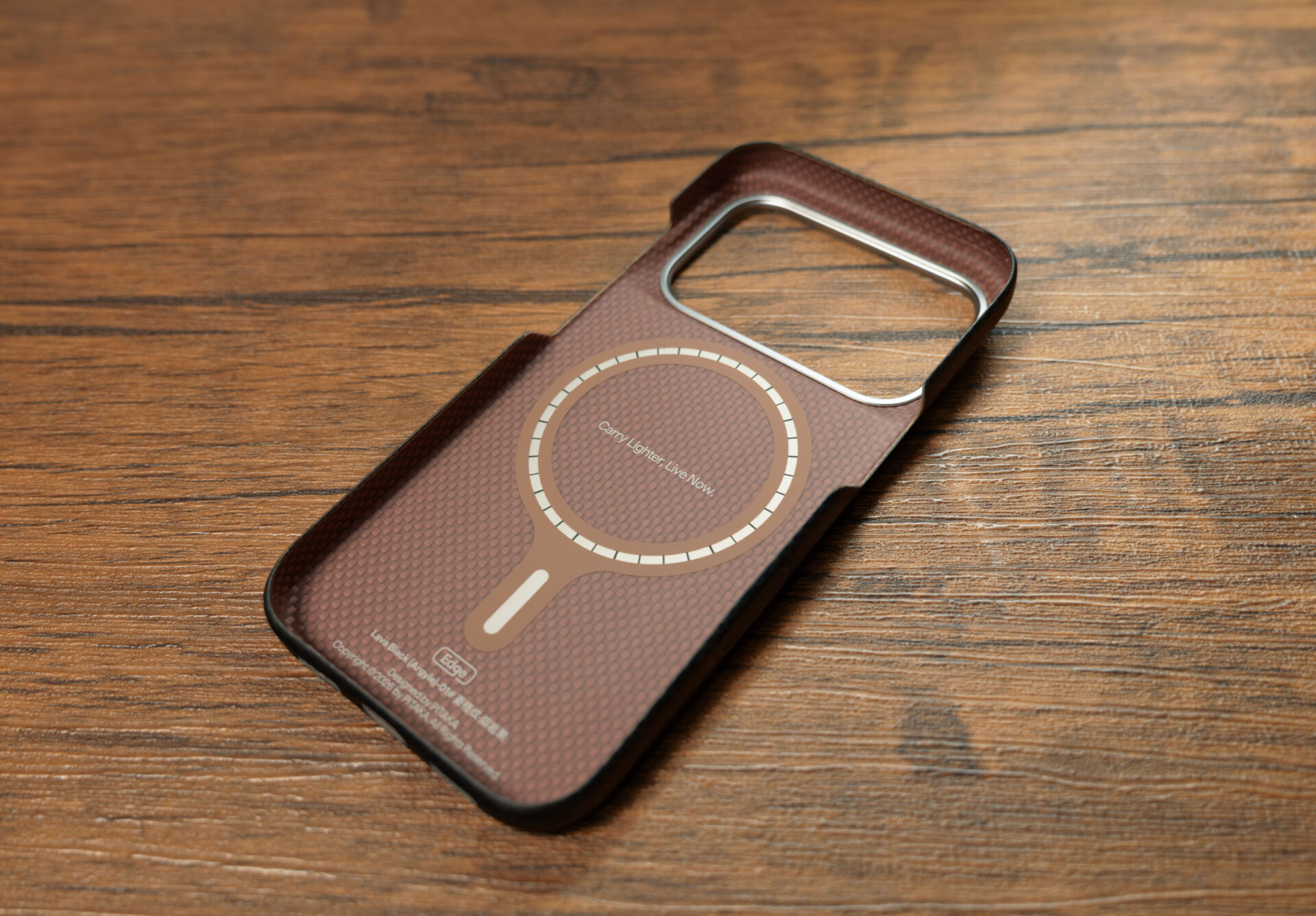 PITAKA Edge Caseの内側。焦茶色でMagSafeのマグネットリングが見える
