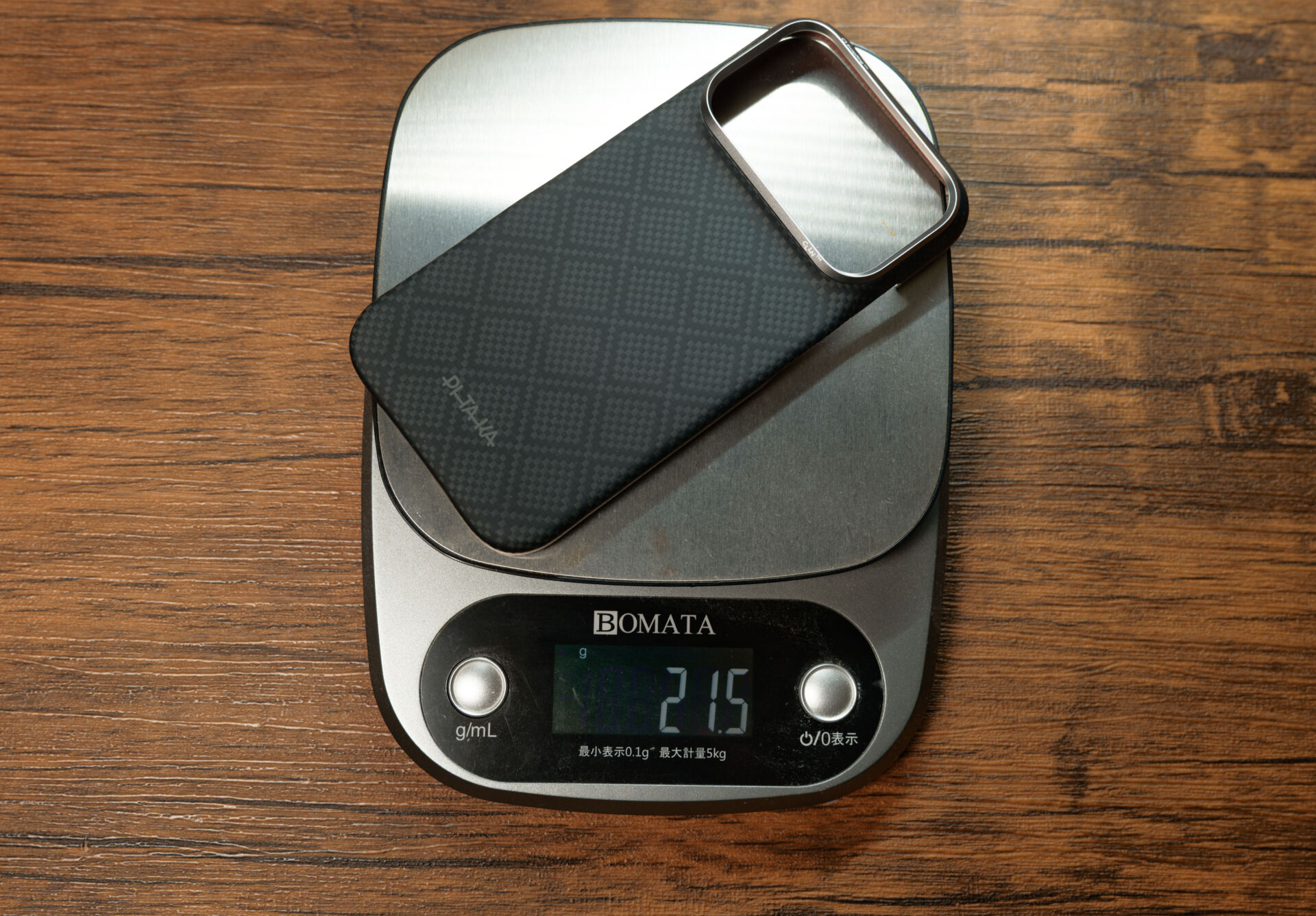 PITAKA Edge Caseを量りで計測している様子。表示は21.5g