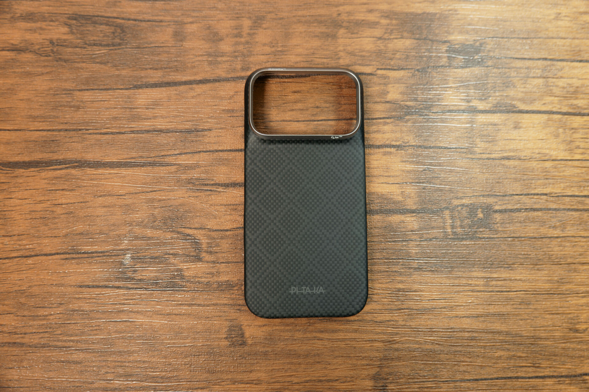 PITAKA Edge Case単体を別アングルから。ダイヤ柄の質感とカメラ部分の金属ベゼル