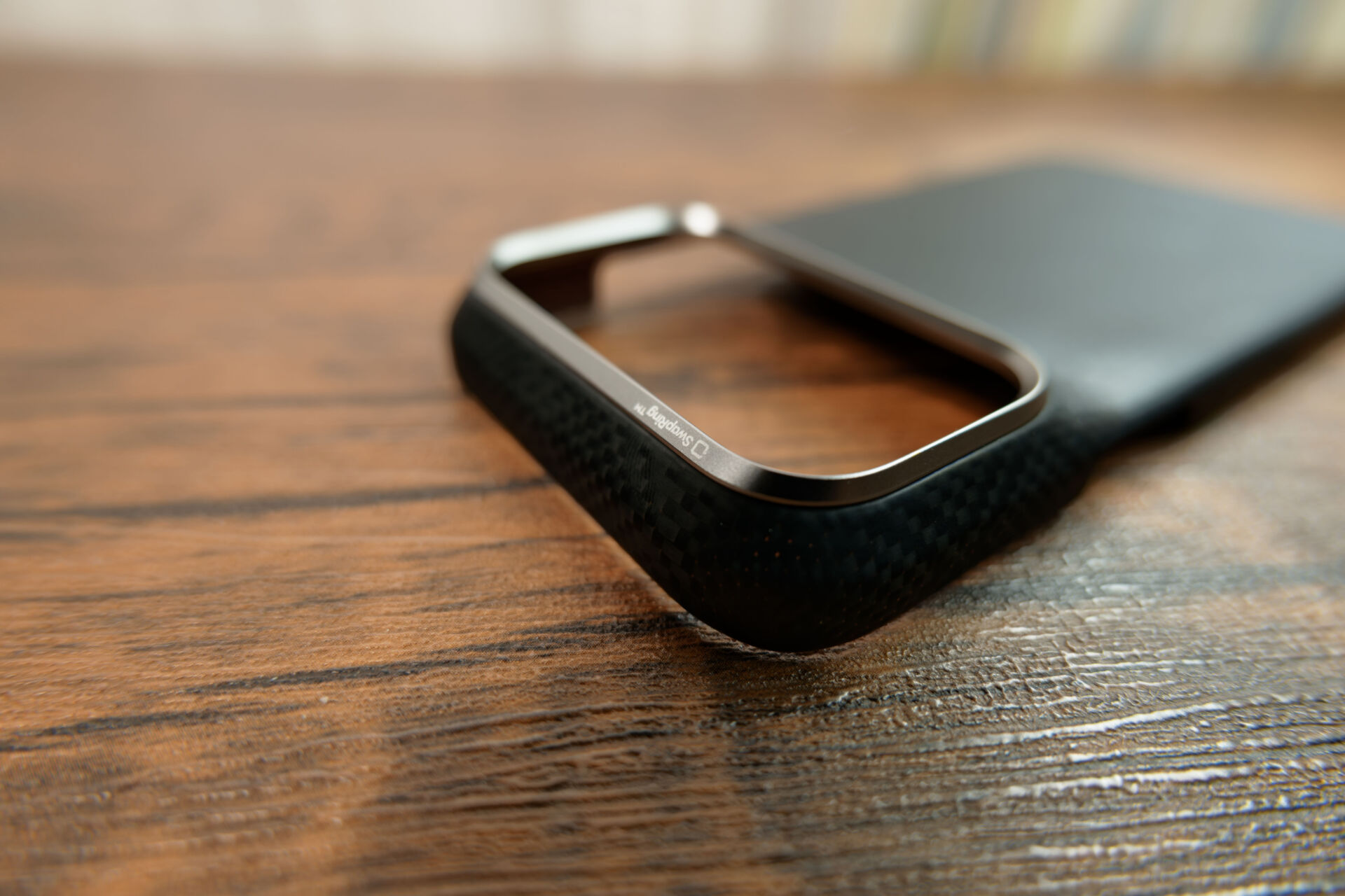 PITAKA Edge Caseのカメラ部分、金属ベゼルのクローズアップ