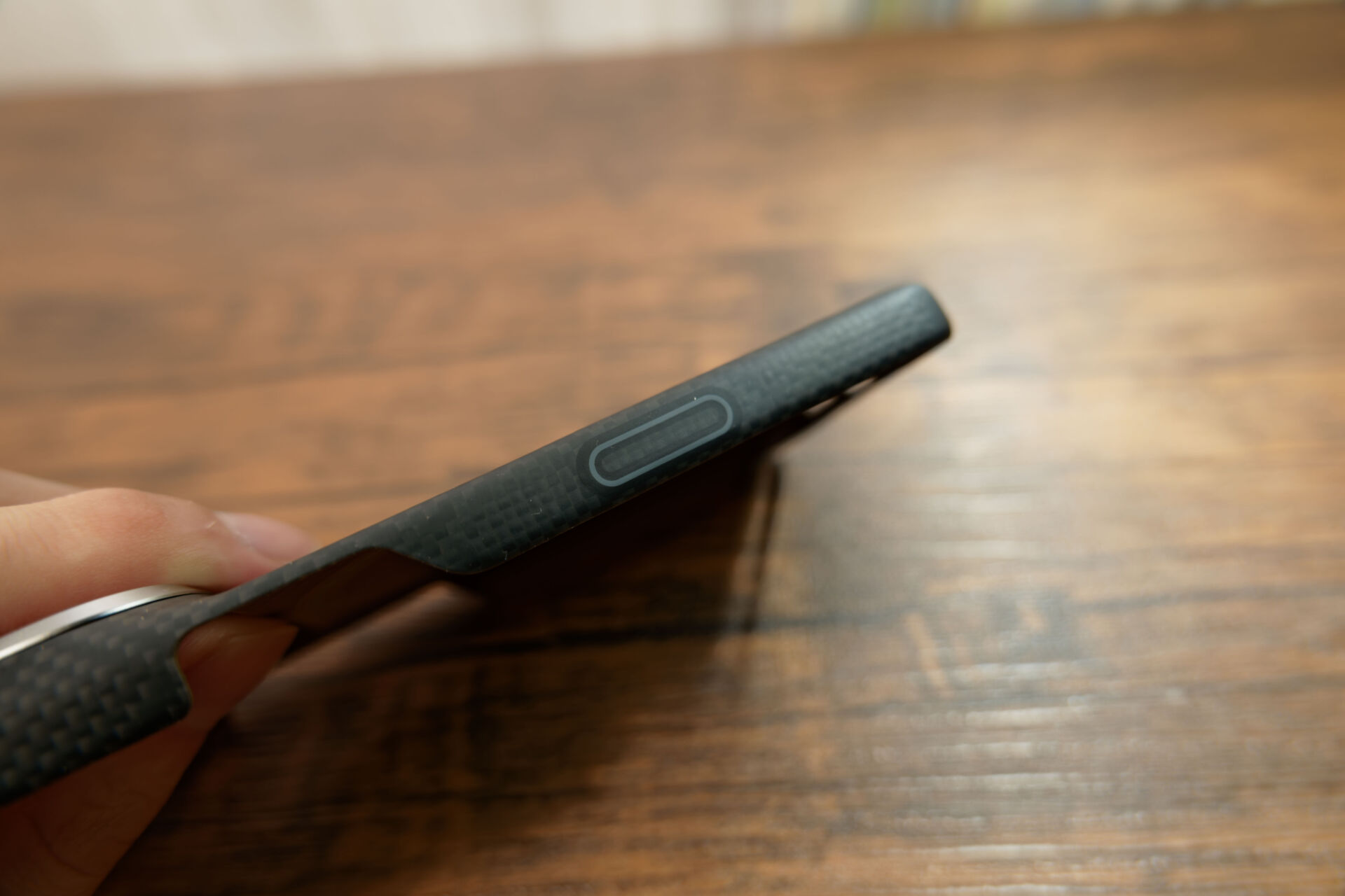 PITAKA Edge Caseのカメラボタン部分のクローズアップ