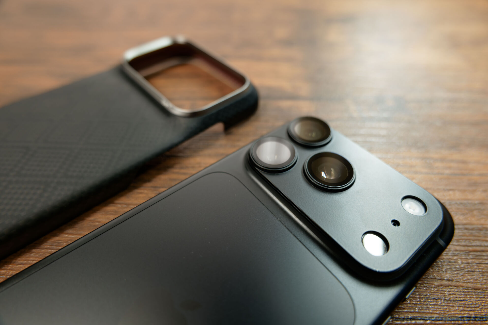 PITAKA Edge Caseと、カメラフィルムを装着したiPhone本体のカメラ部分を並べて比較