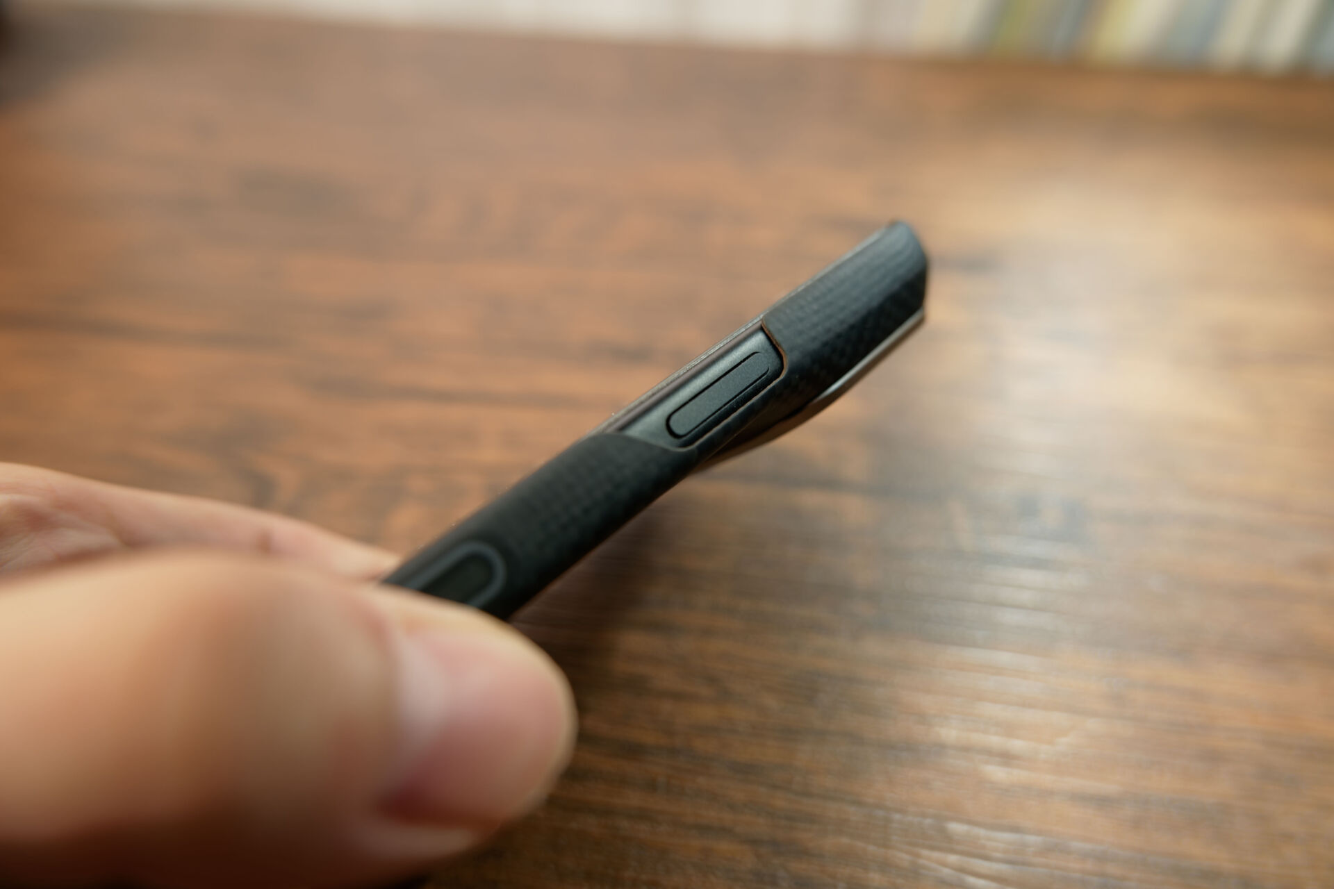 PITAKA Edge Caseの電源ボタン部分。ケースに覆われずボタンが露出している