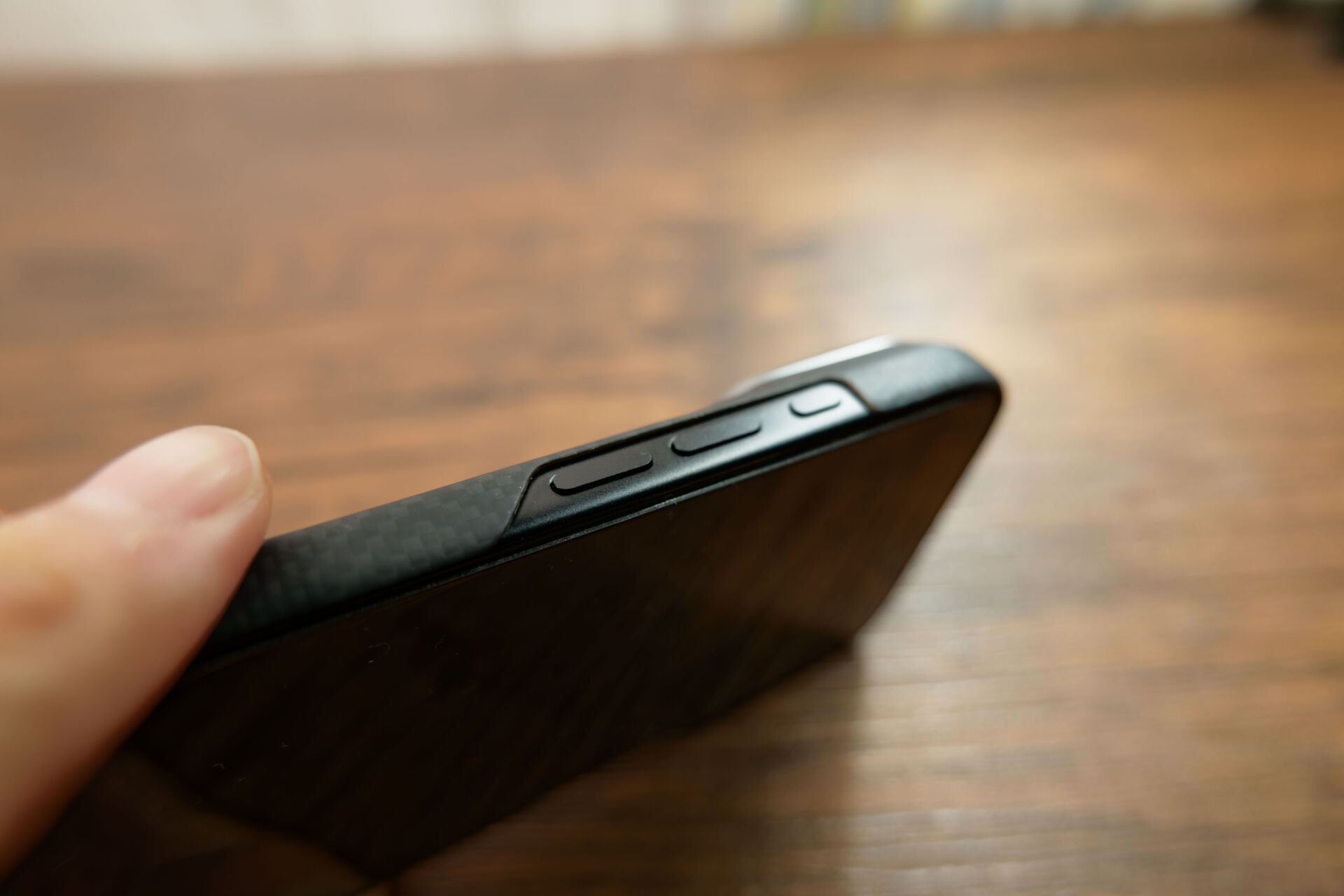 PITAKA Edge Caseの音量ボタン部分。ケースに覆われずボタンが露出している