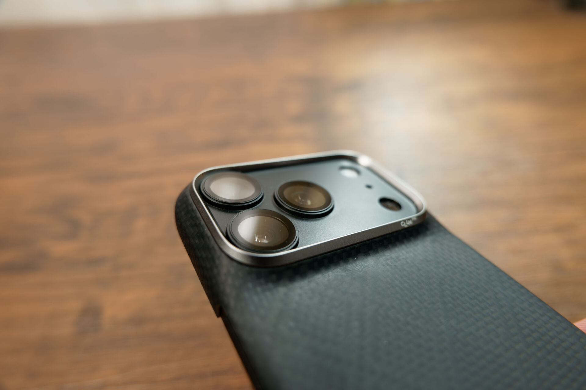 カメラフィルムを貼った状態でもPITAKA Edge Caseのカメラ部分にしっかり収まっている様子