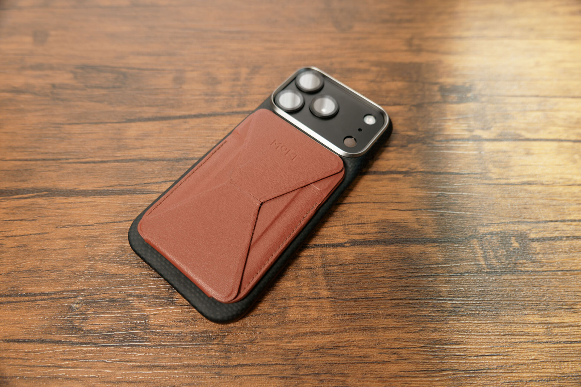 PITAKA Edge CaseにMagSafe対応のレザーウォレットを装着した様子