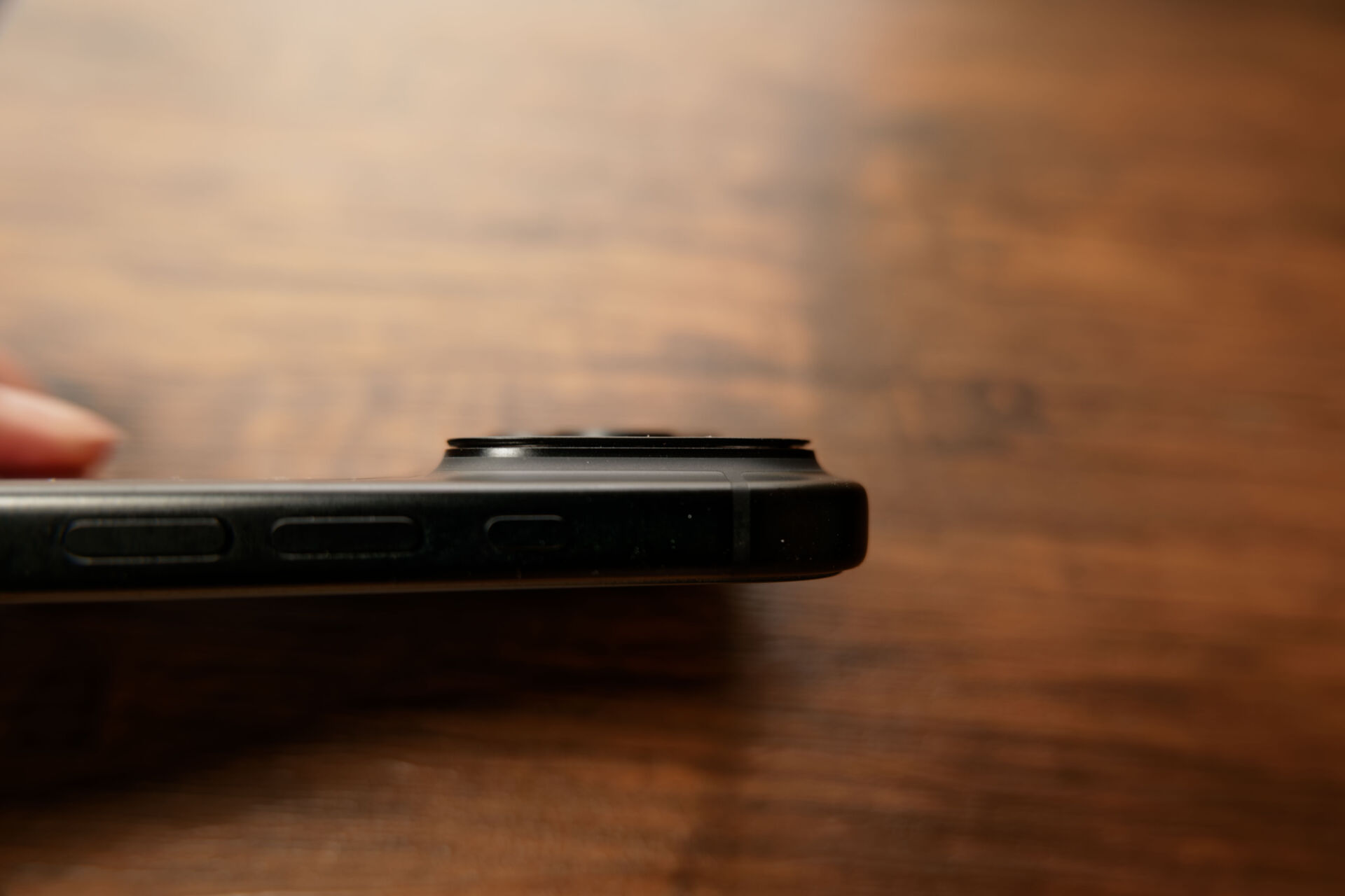 PITAKA Edge Caseの側面とカメラボタン付近。カメラフィルムを装着した状態